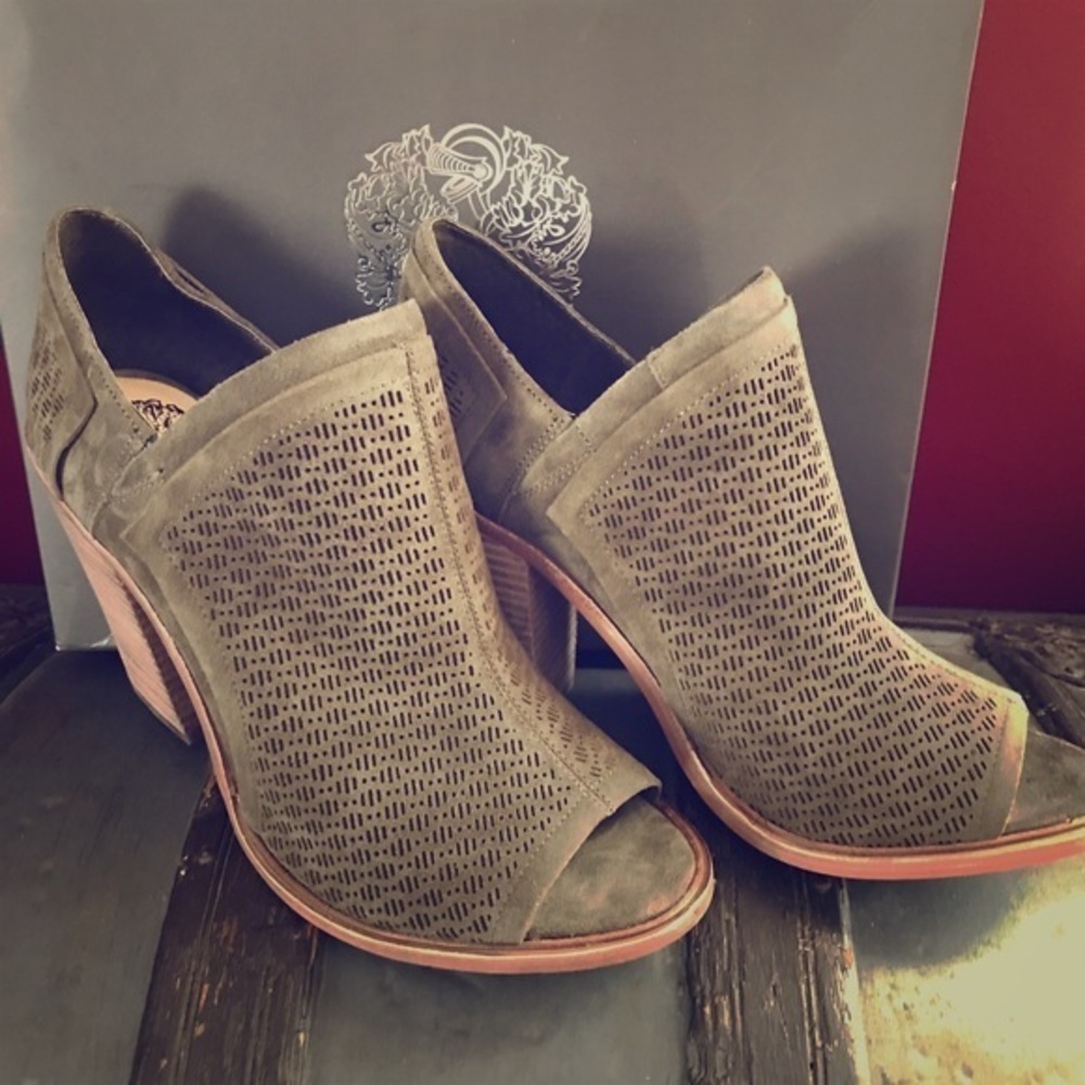 NWB Vince Camuto Olive Green Heel Boots 9.5